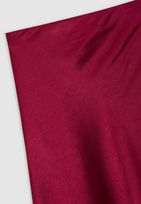 Tessuto bordeaux, texture liscia, leggermente spiegazzato, con colore uniforme e senza motivi visibili o dettagli hardware.