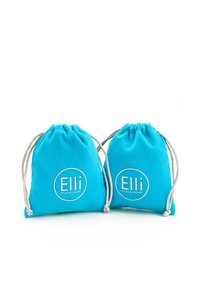 Due borse di tessuto turchese con chiusura a coulisse, dotate di loghi circolari bianchi che recitano "Elli by Julie & Grace."