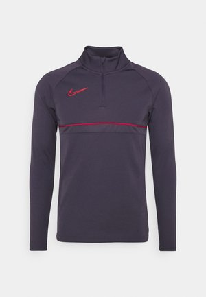Dunkelgrauer, langärmliger Sportpullover mit Viertel-Reißverschluss, rotem Nike-Swoosh auf der linken Brust und dünnem horizontalem roten Streifen über der Brust.