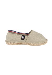 Chaussure beige clair à enfiler en tissu tissé, avec une semelle en jute et des coutures intérieures colorées. Présente une petite étiquette logo sur le côté.