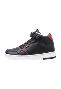 Sneaker alto nero in pelle sintetica, con suola bianca, dettagli rossi, design con lacci e strap regolabile in velcro.