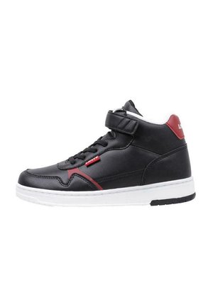 Sneaker alto nero in pelle sintetica, con suola bianca, dettagli rossi, design con lacci e strap regolabile in velcro.
