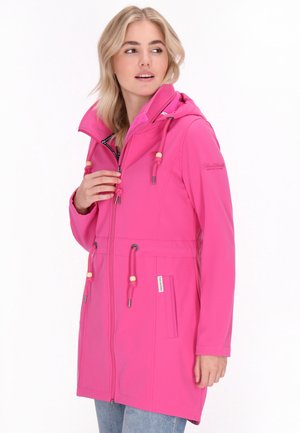 Rosa wasserdichte Jacke mit Kapuze, Reißverschluss, Kordelzügen und Taschen. Glatte Textur mit kontrastierendem Innenfutter und Holz-Accent-Elementen.