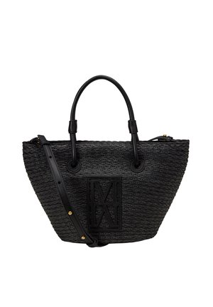 Zwart geweven tote-tas met dubbele handvatten, een afneembare schouderriem en een verhoogde logopatch aan de voorkant in het midden.
