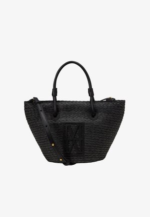 Zwart geweven tote-tas met dubbele handvatten, een afneembare schouderriem en een verhoogde logopatch aan de voorkant in het midden.