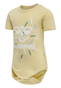 Gul bomullsoverall med korta ärmar, prydd med en färgglad grafisk design och tryckknappar vid axeln och botten för enkel påklädning.