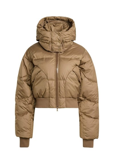 Braune, kurze Daunenjacke mit hohem Kragen, Reißverschluss vorne und elastischen Bündchen. Glattes, glänzendes Material mit gestepptem Muster.