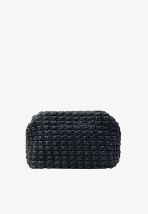 Musta, tekstuuriga kott, millel on tikandmustrite muster. Ümar kuju, pehme materjal ja läikiv viimistlus. Ülemine lukuga sulgemine, et saaks hõlpsasti juurde pääseda.