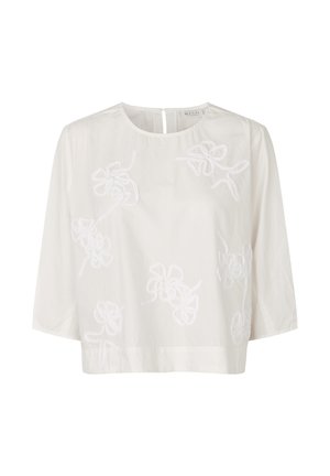 Blusa bianca corta con ricami floreali, collo rotondo e maniche a tre quarti con dettaglio a occhiello sulla schiena.