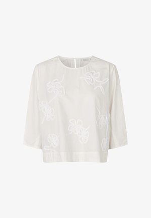 Blusa bianca corta con ricami floreali, collo rotondo e maniche a tre quarti con dettaglio a occhiello sulla schiena.