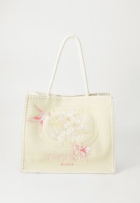 Borsa a spalla in tessuto beige con fiori rosa ricamati e un colibrì. Presenta una maniglia intrecciata e il logo "TWINSET MILANO" in fondo.