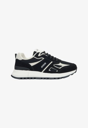 Schwarz-weiße Sportschuhe mit einem atmungsaktiven Mesh-Obermaterial, gepolstertem Sohlen, Schnürdesign und Seitendetail.