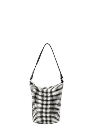 Schwarz-weiße Bucket Bag mit einem strukturierten Gittermuster aus kleinen, reflektierenden Nieten und einem einzigen schwarzen Schultergurt.