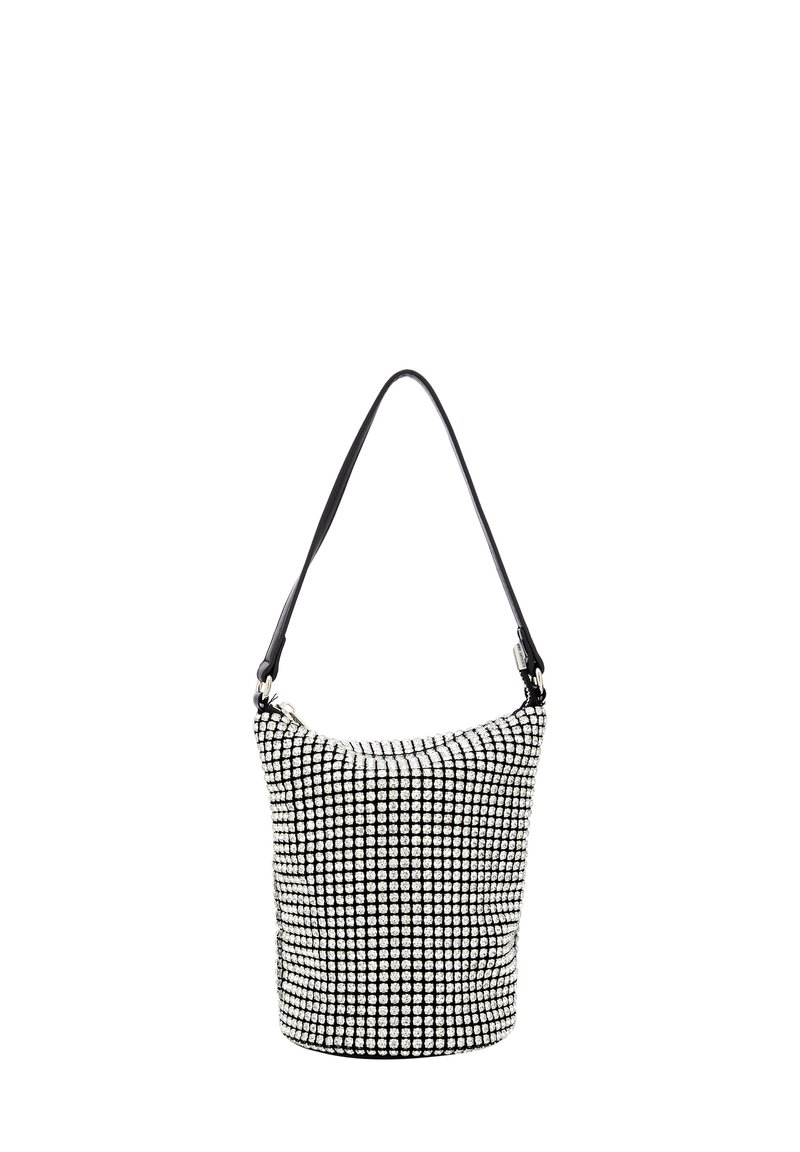 Schwarz-weiße Bucket Bag mit einem strukturierten Gittermuster aus kleinen, reflektierenden Nieten und einem einzigen schwarzen Schultergurt.