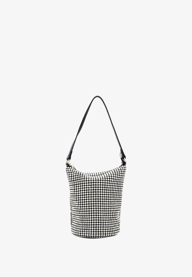 Sac seau noir et blanc avec un motif en grille texturée composé de petits clous réfléchissants et une seule bandoulière noire.