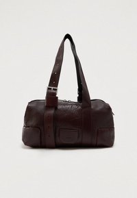 Pasta de couro marrom com um acabamento texturizado, alça ajustável e fecho com zíper. Apresenta um pequeno bolso frontal e formato retangular.