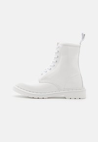 Weiße Lackleder-Kampfstiefel mit Schnürung, runder Zehenpartie und einer strukturierten Gummisohle, die gestickte Akzente und einen Zugtab hat.