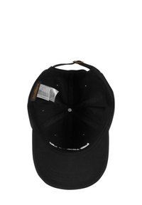 Svart baseballcaps med buet skygge, laget av stoff. Innvendig vises en etikett og flere ventilasjonsåpninger. Ingen synlige logoer.