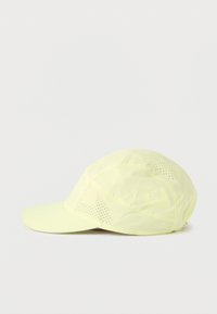 Κίτρινο καπελάκι για τρέξιμο από ελαφρύ ύφασμα, με δομημένη γείσο, διάτρητο σχέδιο για αερισμό και κυρτό σχήμα.
