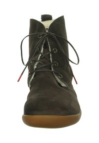 Frontalansicht eines dunkelbraunen Wildleder-Stiefels mit Schnürsenkeln und heller Fellverkleidung, ausgestattet mit einer flachen Gummisohle und roten Schnürsenkeln.