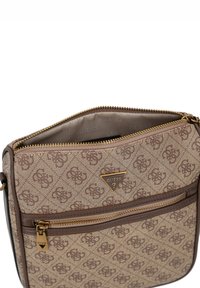 Borsa a tracolla marrone con motivo, in tessuto strutturato, con dettagli dorati, scomparto con zip e targhetta con logo sulla parte anteriore.