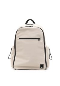 Zaino beige chiaro dal design elegante, con tasca frontale a zip, dettagli neri, spallacci regolabili e logo testurizzato.