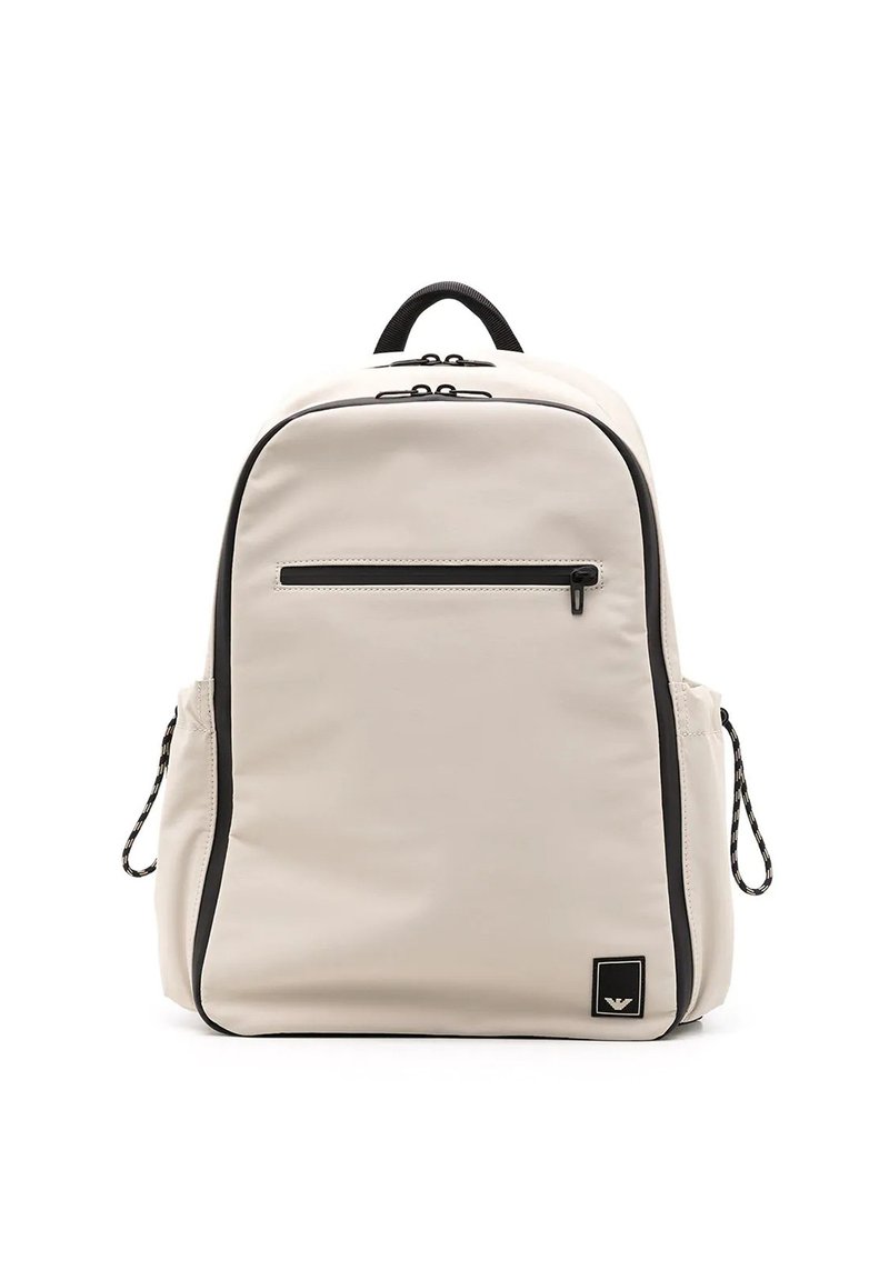 Zaino beige chiaro dal design elegante, con tasca frontale a zip, dettagli neri, spallacci regolabili e logo testurizzato.