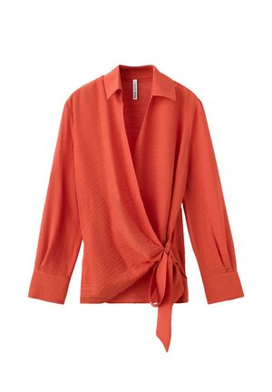 Blusa cruzada de manga larga, color naranja óxido, con cuello, tejido texturizado y lazada lateral en la cintura.
