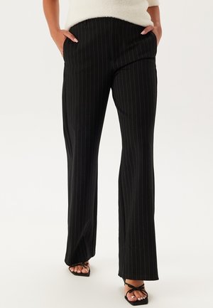 Zwarte gestreepte broek met een getailleerde pasvorm, voorzien van zijzakken, een soepele textuur en een licht uitlopende pijpdesign.