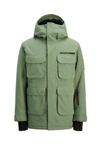 Olivgrüne isolierte Jacke mit Kapuze, vier Fronttaschen und einer seitlichen Reißverschlusstasche. Hergestellt aus strapazierfähigem Stoff mit einer glatten Textur.