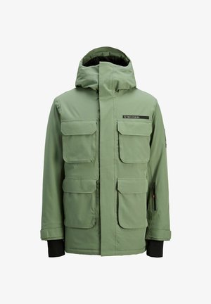 Oliivinvihreä eristetty takki, jossa on huppu, neljä etutaskua ja vetoketjullinen sivutasku. Valmistettu kestävästä kankaasta, jossa on sileä pinta.