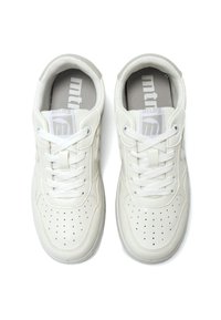 Weißes Sneaker-Modell mit strukturiertem Lederoberteil, durchlöchertem Zehenbereich, gepolstertem Kragen und weißen Schnürsenkeln. Das Innere bietet graue Einlagen mit Markenlogo.