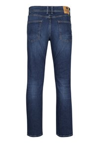 Jean en denim bleu foncé avec jambes droites, deux poches arrière, passants pour ceinture et un patch en cuir camel sur la ceinture.