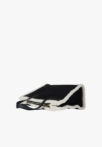 Borsa tote rettangolare nera con bordo in pile bianco, manici in pelle nera e chiusura con cerniera dorata, posata su uno sfondo bianco.