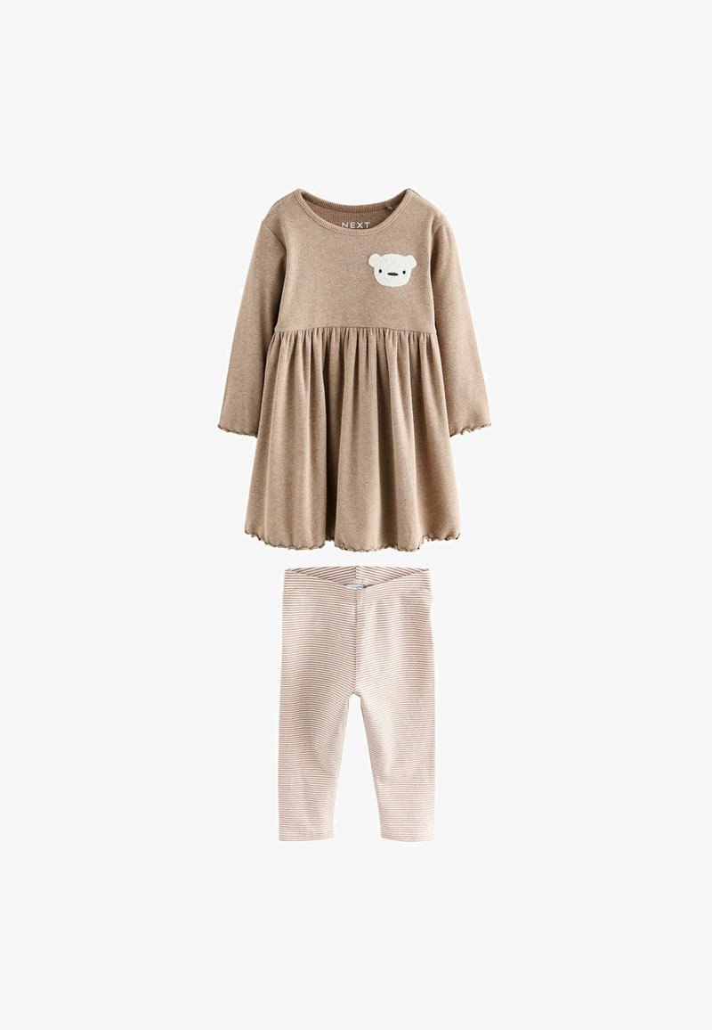 Braunes Langarm-Babykleid mit einem Bärenkopf-Patch und passenden beigefarbenen gestreiften Leggings auf weißem Hintergrund.