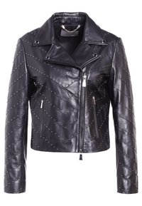 Zwarte leren motorjas met een diagonaal doorgestikt patroon, zilverkleurige studs, ritssluitingen aan de zakken en een klassieke nekkraag met inkeping.