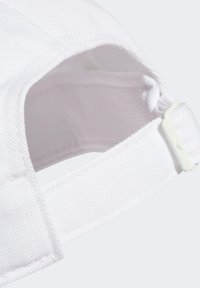 Bijela pamučna baseball kapa s teksturom šivanja, podesivim remenom i otvorenim stražnjim dizajnom.