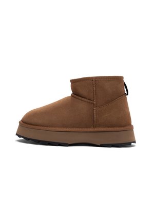 Brązowe zamszowe botki za kostkę z zaokrąglonym noskiem, z teksturowaną podeszwą środkową i wytrzymałą gumową podeszwą. Zawiera tylnią pętelkę do łatwego zakładania.