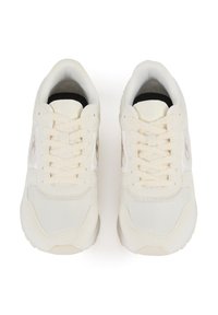 Baskets blanches avec une tige en mesh et synthétique, bout rond, lacets texturés et semelle rembourrée. Détail de logo subtil sur le côté.
