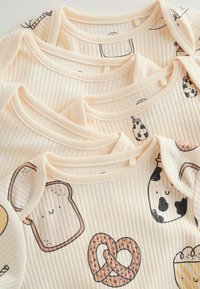 Négy baba body puha bézs bordázott anyagból, játékos illusztrációkkal kenyérről, perecről és tejpalackokról.