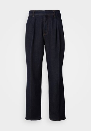 Mørkeblå vidde denim jeans med frontfældninger og orange syninger, vist på hvid baggrund.