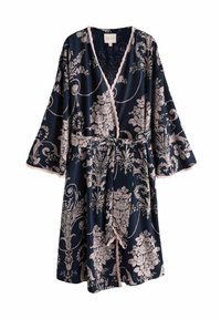 Cvečni mornarski kimono ogrtač z roza obrobo, značilno za sproščen kroj, široke rokave in vzorčasto zasnovo okrasnih cvetov in trt.