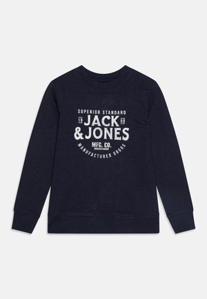 Granatowa bluza z długim rękawem z białym napisem i logo "JACK & JONES" nadrukowanym na przodzie, na środku.
