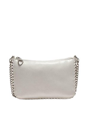 Mała biała skórzana torebka z srebrnym zamkiem błyskawicznym i łańcuszkiem na ramię, o prostokątnym kształcie, gładkim wykończeniu i przeszywanych krawędziach na białym tle.
