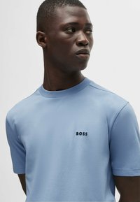 BOSS TEE - Jednoduché tričko - open blue thirtyeight