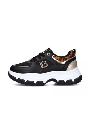 Sneaker nera con una spessa suola bianca, parte superiore in tessuto a rete e sintetico, accento leopardato, hardware dorato e dettaglio del logo sul lato.