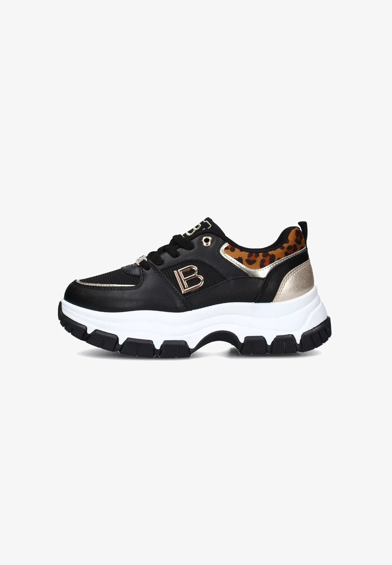 Sneaker nera con una spessa suola bianca, parte superiore in tessuto a rete e sintetico, accento leopardato, hardware dorato e dettaglio del logo sul lato.