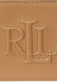 Καφέ δερμάτινο πορτοφόλι με ανάγλυφα γράμματα "RL." Διαθέτει ραμμένες άκρες και απαλή, υφή επιφάνεια. Μινιμαλιστικός σχεδιασμός.