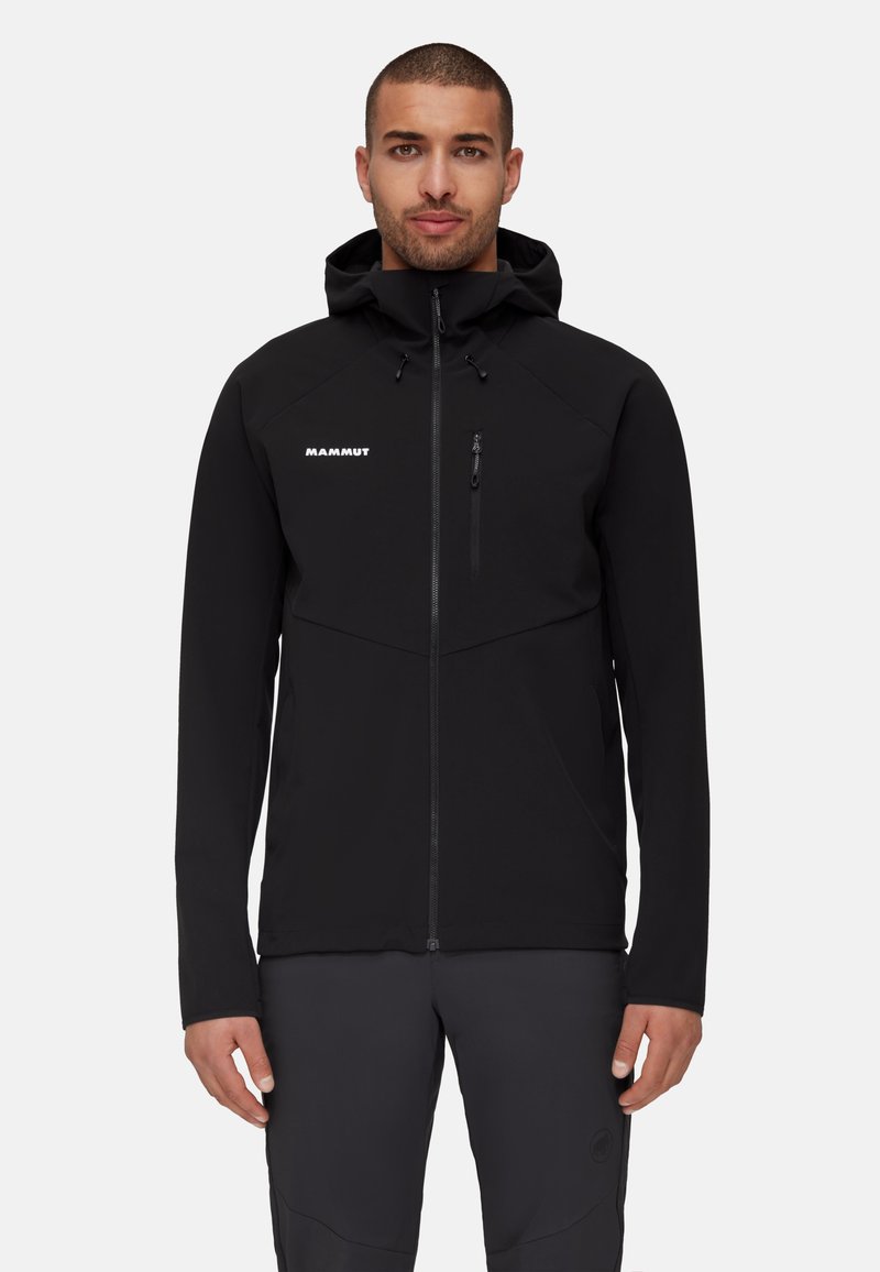 Czarna kurtka softshell z zamkiem, kapturem i zapinaną na zamek kieszenią na piersi. Posiada minimalistyczny design oraz logo na lewej stronie klatki piersiowej.