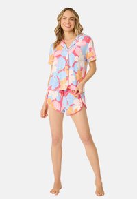 Kleurige korte pyjama-set met een blauwe basis en bloemenpatronen in roze, oranje en wit. Korte mouwen en een losse pasvorm voor comfort.